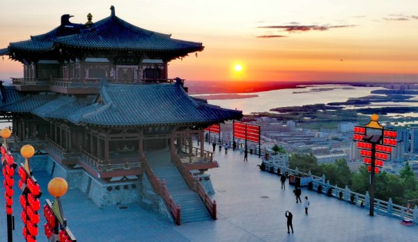 中国股票配资网在线登录 夏季畅游东极抚远：看日出 登宝塔 吃江鱼
